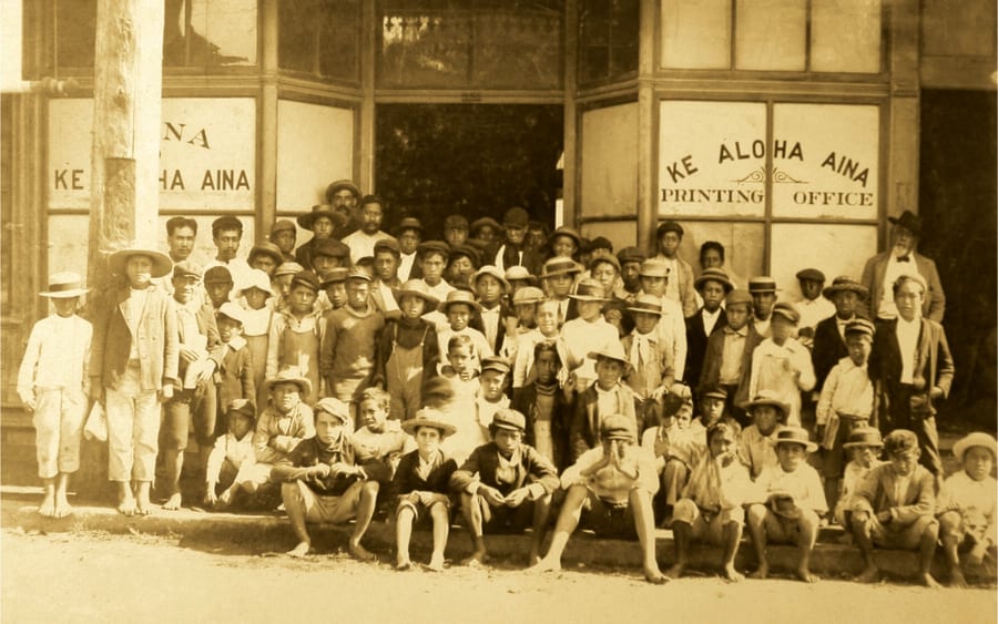 Photograph of newsboys distributing a Hawaiian-language newspaper.
